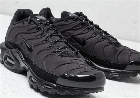 nike air max triple black shoes